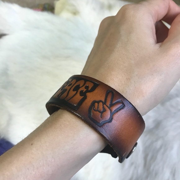 Carved Leather Peace Bracelet Brown language - Picture 3 of 7